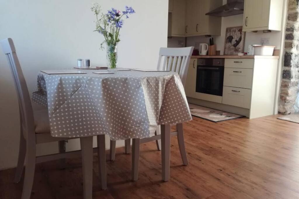 Farm Accommodation - The Lizard Peninsula, Cornwall Хелстон Экстерьер фото
